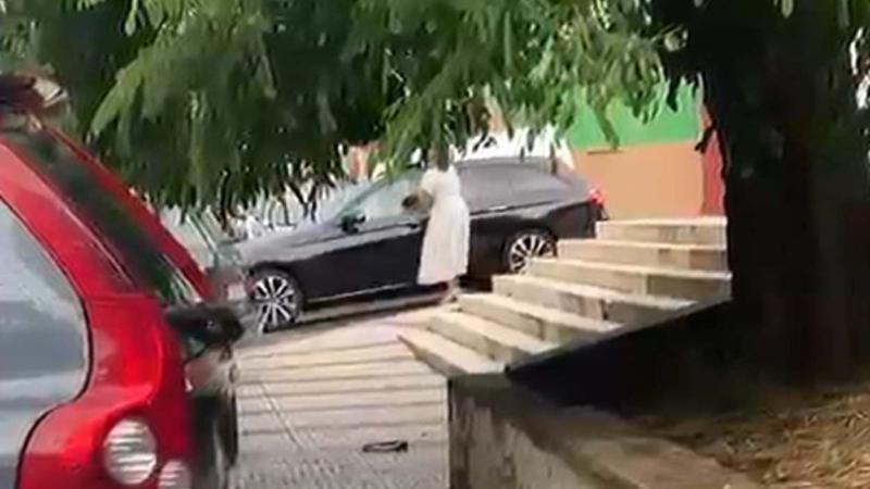 La mujer del concejal saliendo de las instalaciones municipales que utilizan como parking privado. EP. La mujer del concejal saliendo de las instalaciones municipales que utilizan como parking privado. EP.