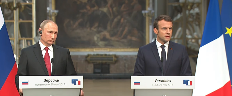 Vladimir Putin (presidente de Rusia) junto a Emmanuel Macron (presidente de Francia) en Versalles