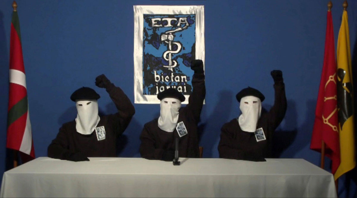 Miembros de la banda terrorista ETA encapuchados durante un comunicado oficial