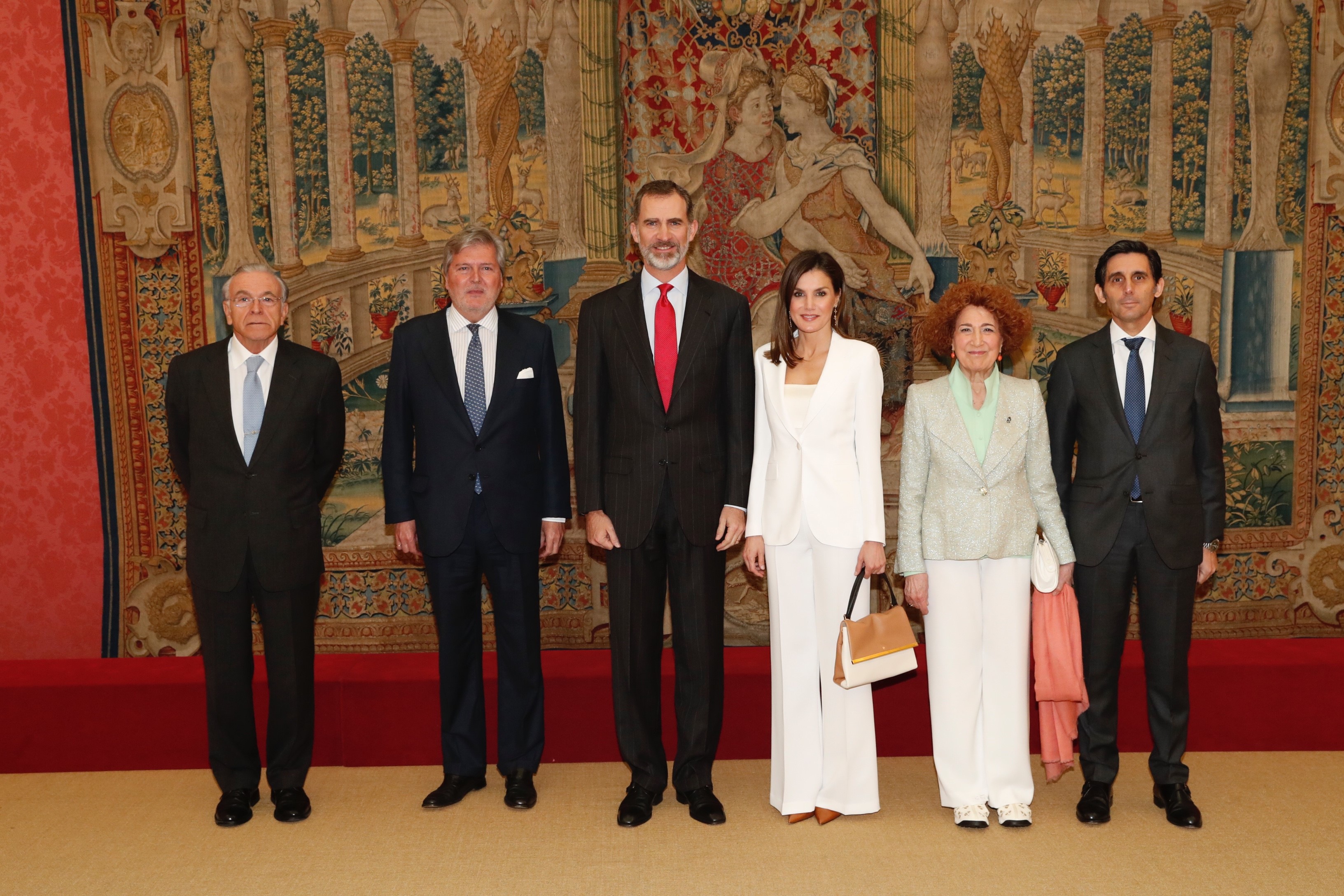 De izquierda a derecha: Isidro Fainé, Méndez de Vigo, los reyes Felipe y Letizia, Carmen Iglesias y José María Álvarez-Pallete en la presentación del diccionario