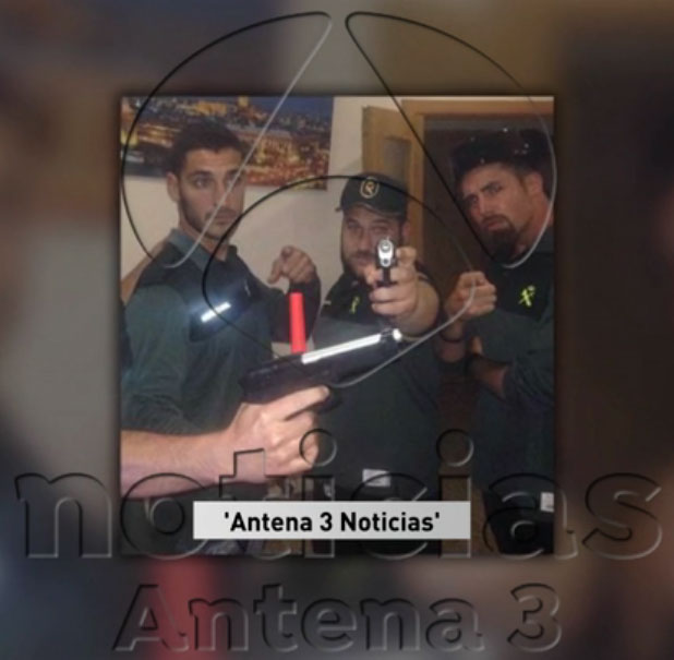 Tres miembros de La Manada con pistolas y uniformes de la Guardia Civil