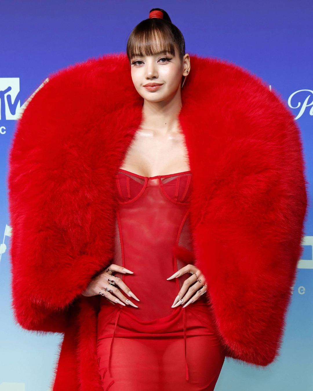 Lisa durante su entrada a la red carpet de los VMAs Lisa durante su entrada a la red carpet de los VMAs
