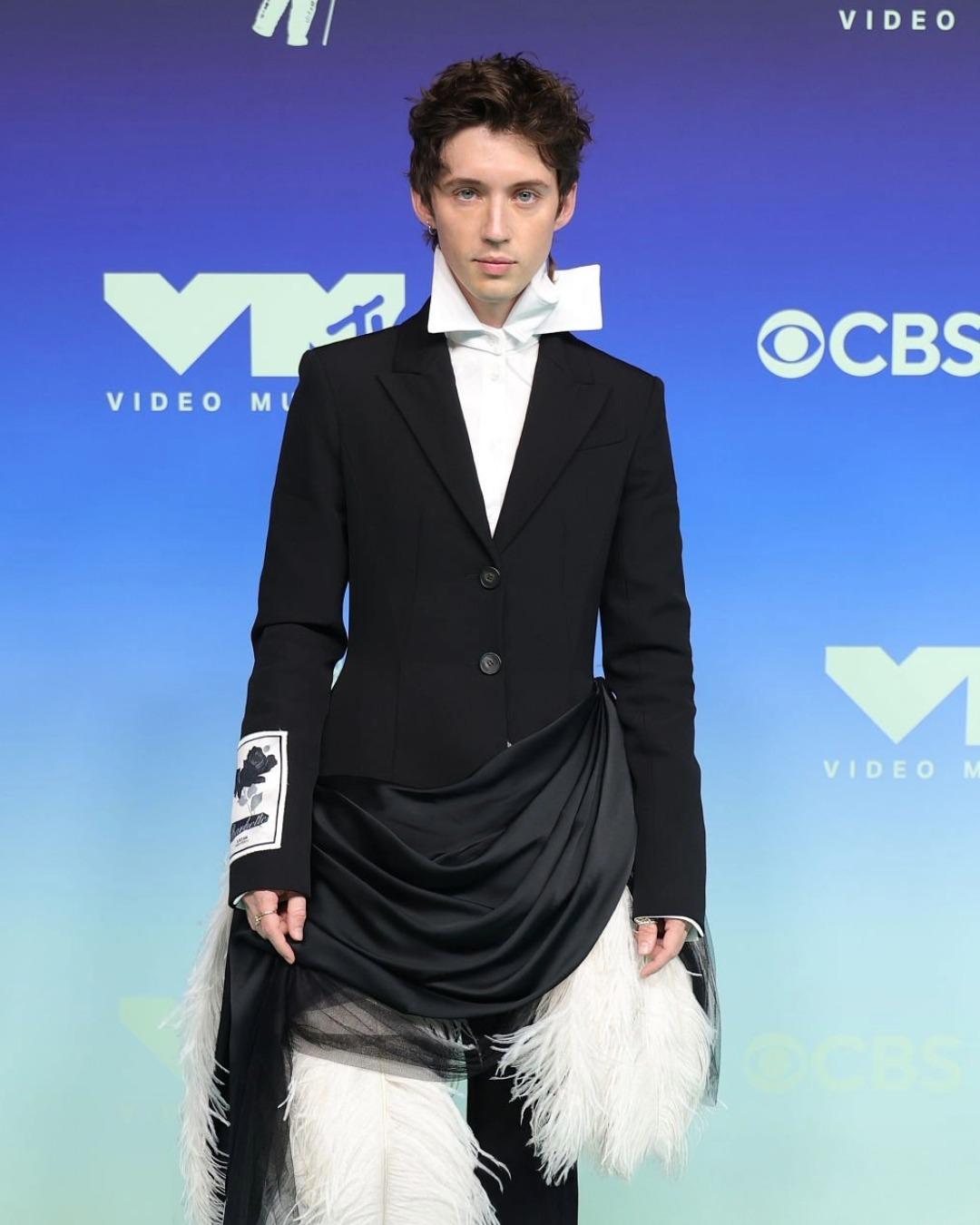 Troye Sivan durante su entrada a la red carpet de los VMAs Troye Sivan durante su entrada a la red carpet de los VMAs