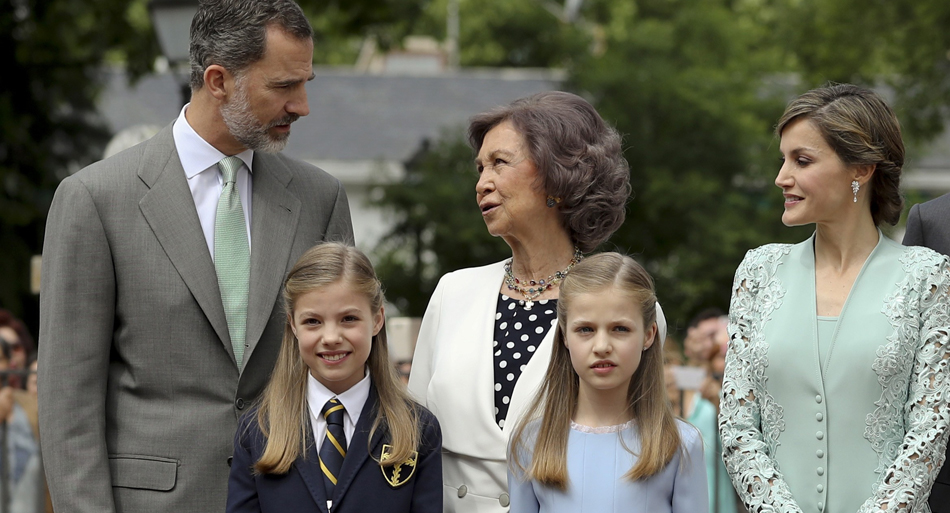 La Princesa de Asturias (d) junto a los Reyes, Felipe y Letizia, la infanta Sofía y la Reina emérita