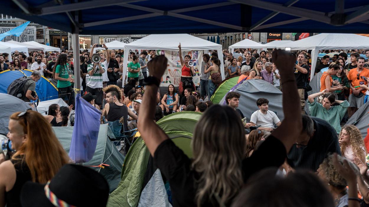 Manifestantes resisten acampados en Sol. EP.