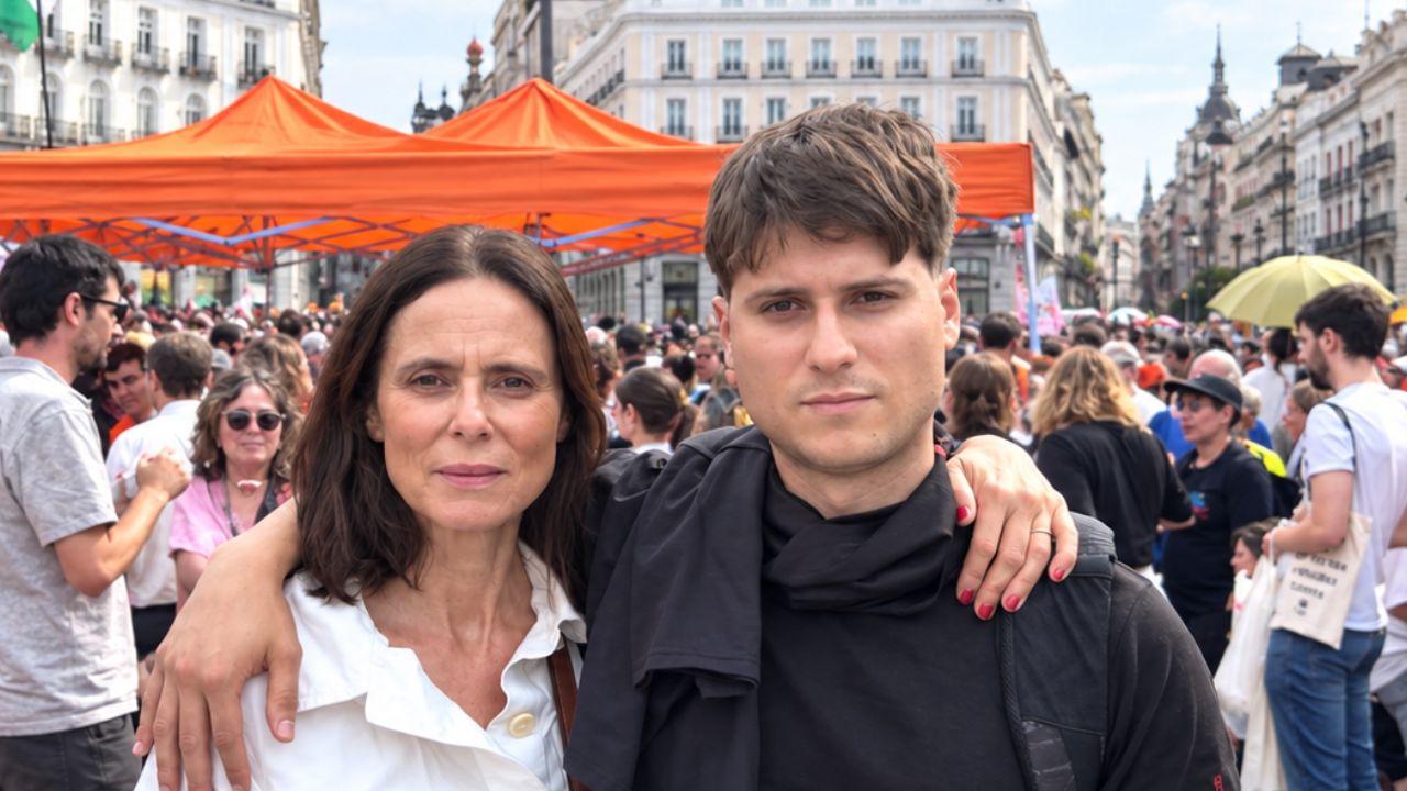 Aitana Sánchez Gijón y su hijo, el músico Teo Lucadamo, desde la acampada de Sol. 