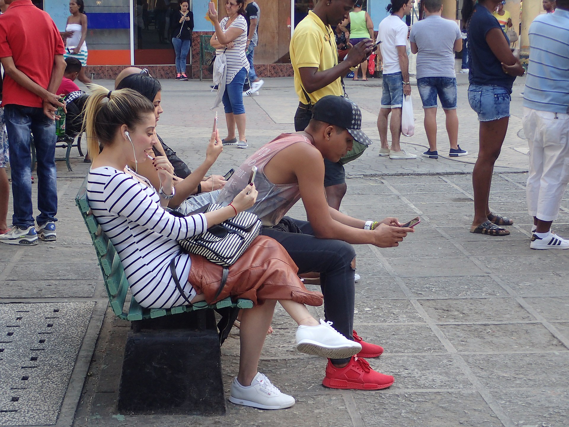 Un grupo de jóvenes usa sus smartphones. Foto: Kaldari
