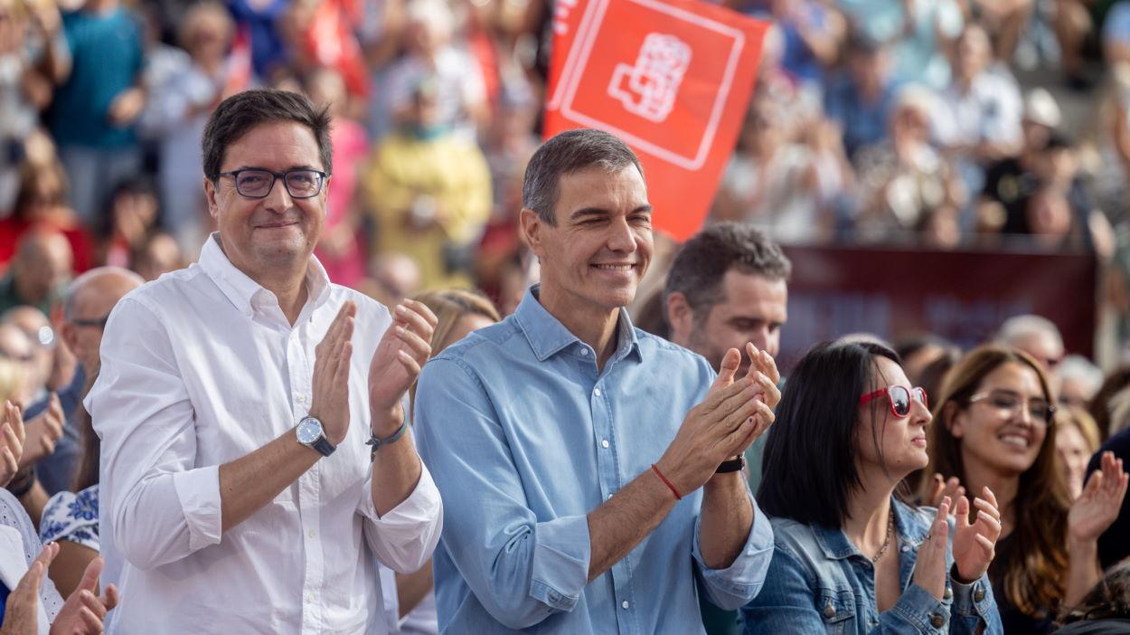 El secretario general del PSOE y presidente del Gobierno, Pedro Sánchez, acompañado del secretario general del PSOE de Madrid, candidato a la Presidencia de la Comunidad de Madrid y ministro para la Transformación Digital y de la Función Pública, Óscar López. EP.