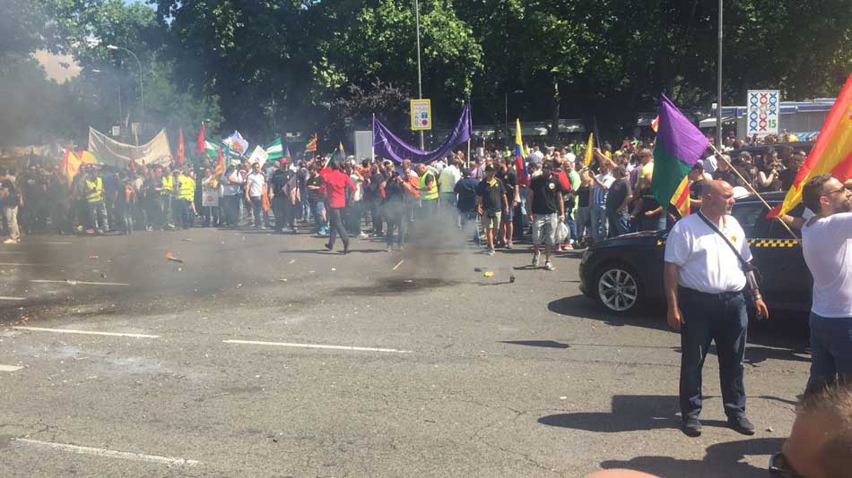 Concentración de taxistas en Atocha (Madrid) contra Uber y Cabify. (Foto: Luis Marchal)