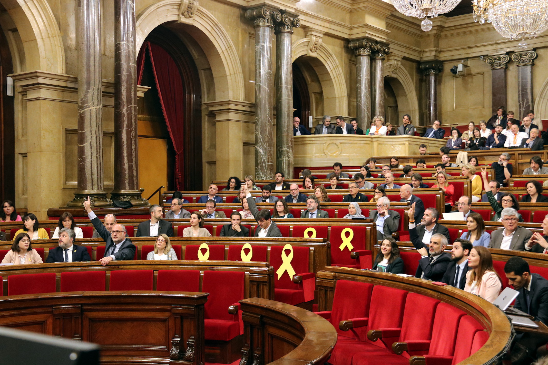 Los portavoces de JxCat y ERC, Eduard Pujol y Sergi Sabrià, marcan el voto afirmativo a la reforma de la ley de presidencia.