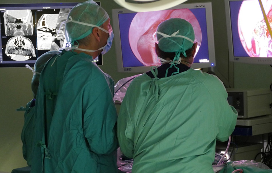 Los doctores Luis Ley y Carlos Ruiz durante una intervención quirúrgica practicada para extraer un  tumor de hipófisis. 