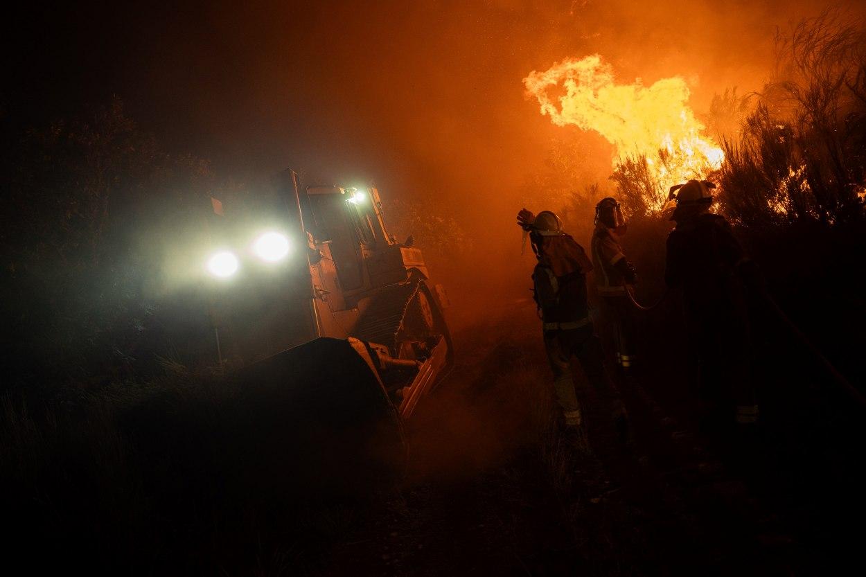 Imagen del incendio en el concello ourensano de Calvos de Randín que fue extinguido anoche (Foto: Europa Press).
