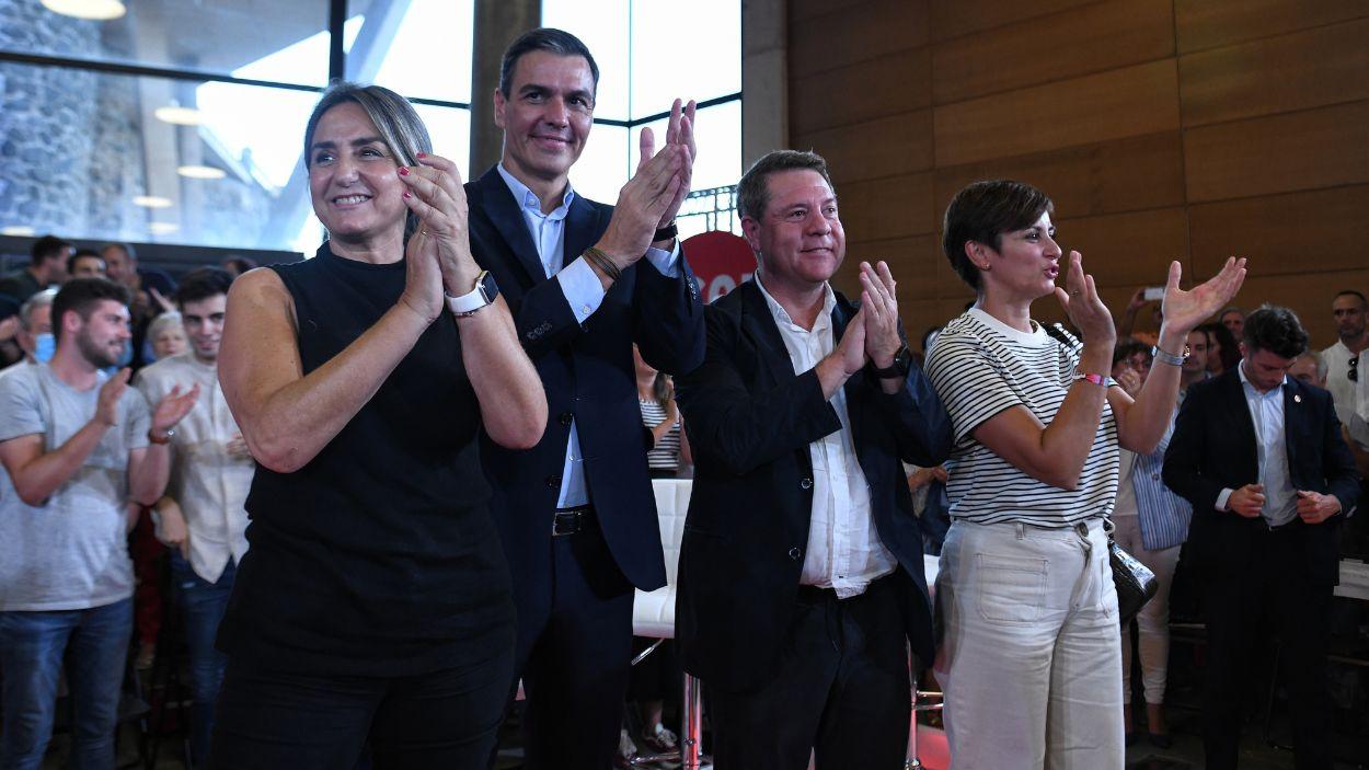 El presidente de Castilla La Mancha, Emiliano García Page, junto a la ministra de Vivienda, Isabel Rodríguez; el presidente del Gobierno, Pedro Sánchez; y la ministra de Educación, Milagros Tolón, durante un acto. EP.