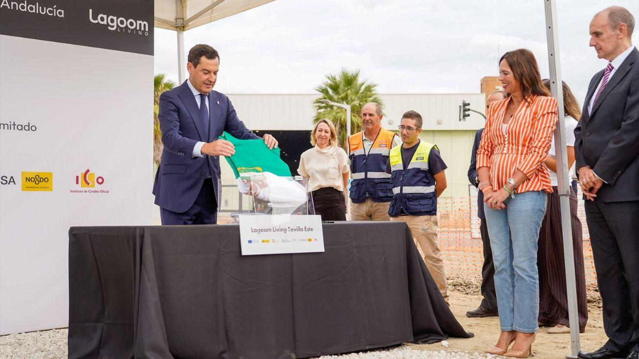 El presidente de la Junta de Andalucía, Moreno Bonilla, participa en el acto de colocación de una nueva promoción de vivienda en Sevilla Este / EP
