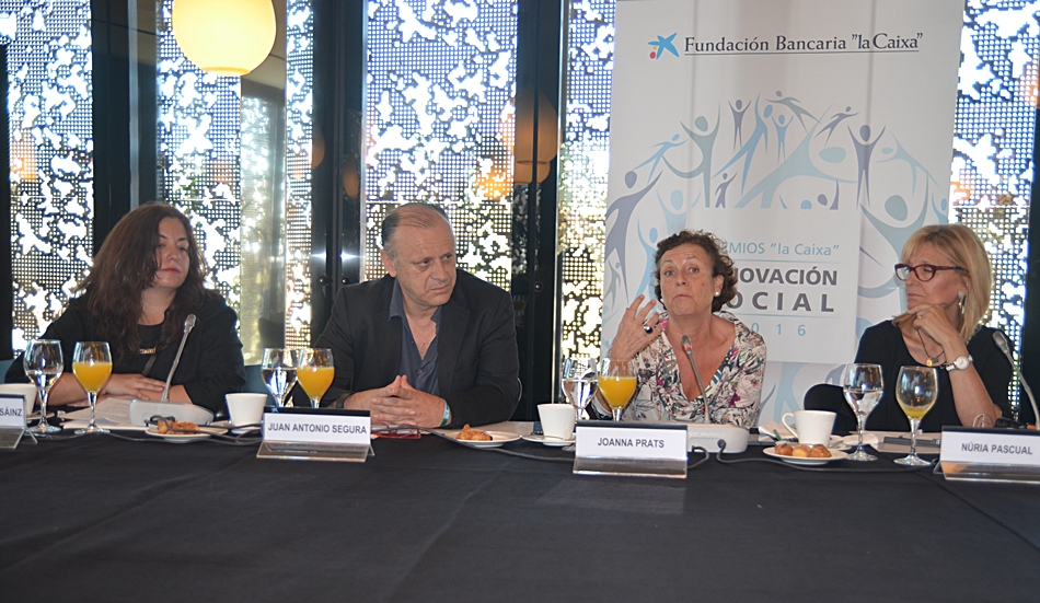 Joanna Prats de Obra Social "la Caixa", con representantes de cuatro de los proyectos premiados. 
