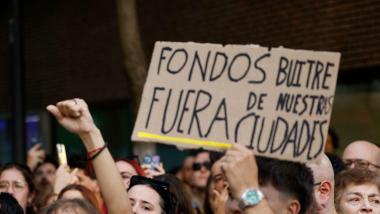 Numerosas personas se concentran en apoyo a Maricarmen, la mujer de 87 desahuciada en la capital. EP.