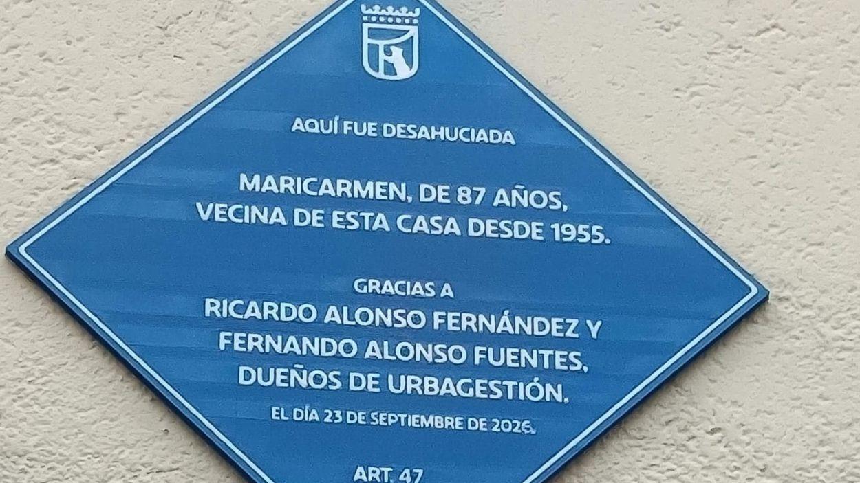 Imagen de la placa en la casa de Maricarmen, la mujer de 87 años desahuciada en Madrid. Asociación de vecinos Retiro Norte.