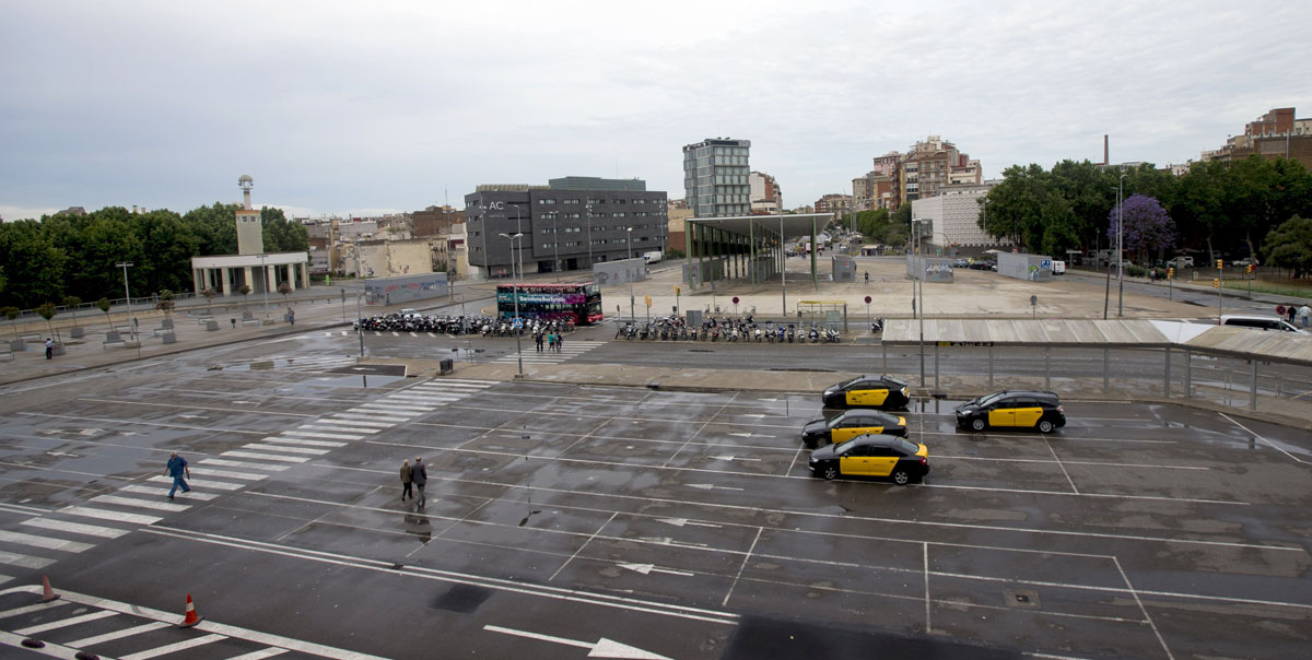 Un reducido grupo de taxistas en la parada de taxis de la estación de Sants de Barcelona, hacen tareas informativas relativas la huelga de taxis. 