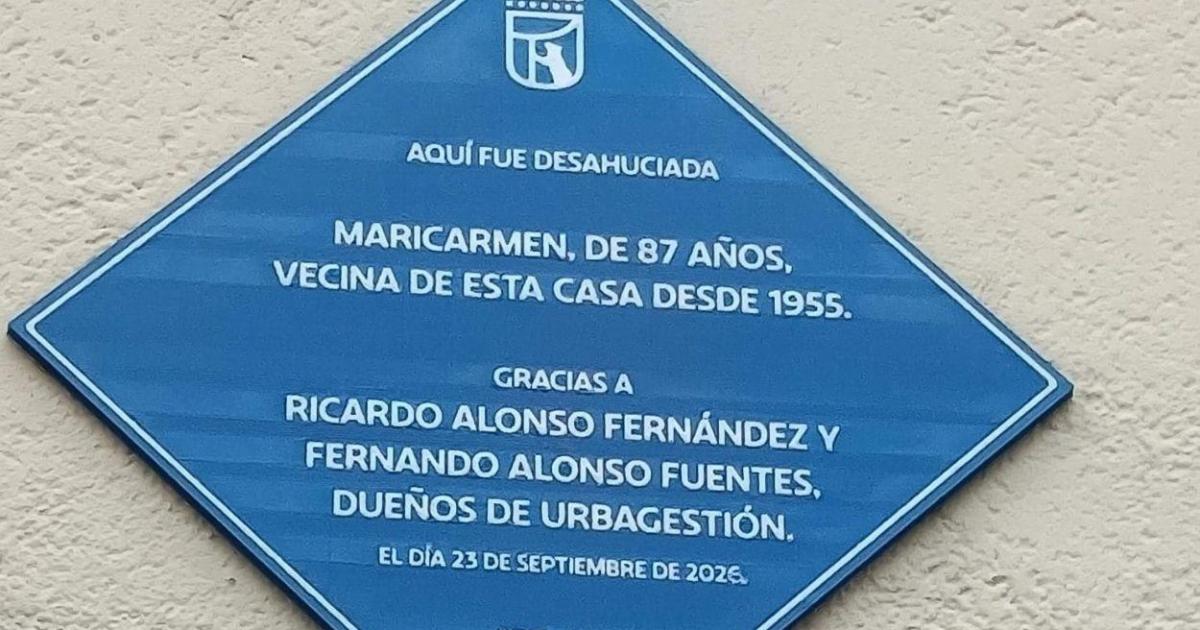 Colocan una placa en la vivienda de Maricarmen para recordar la fecha de su desahucio y los dueños de Urbagestión