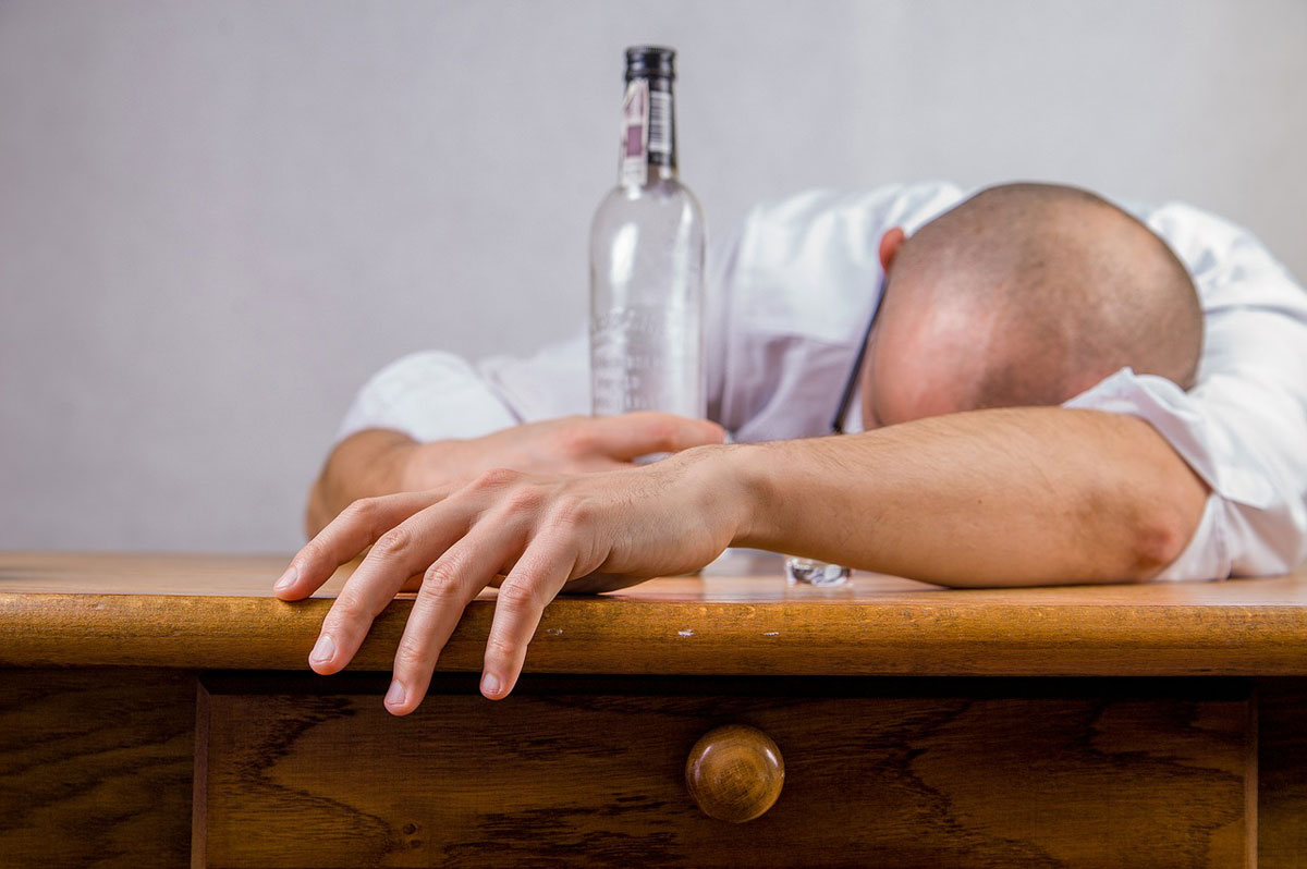 Un hombre tras haber consumido alcohol