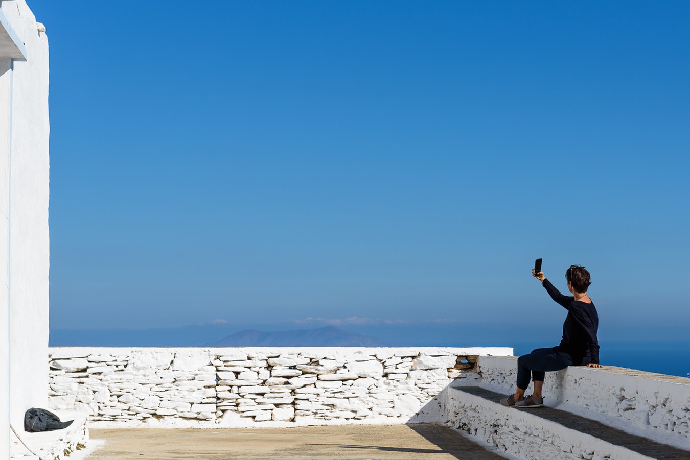 Una turista se hace un selfie en Grecia. Foto: Olivier Fahrni