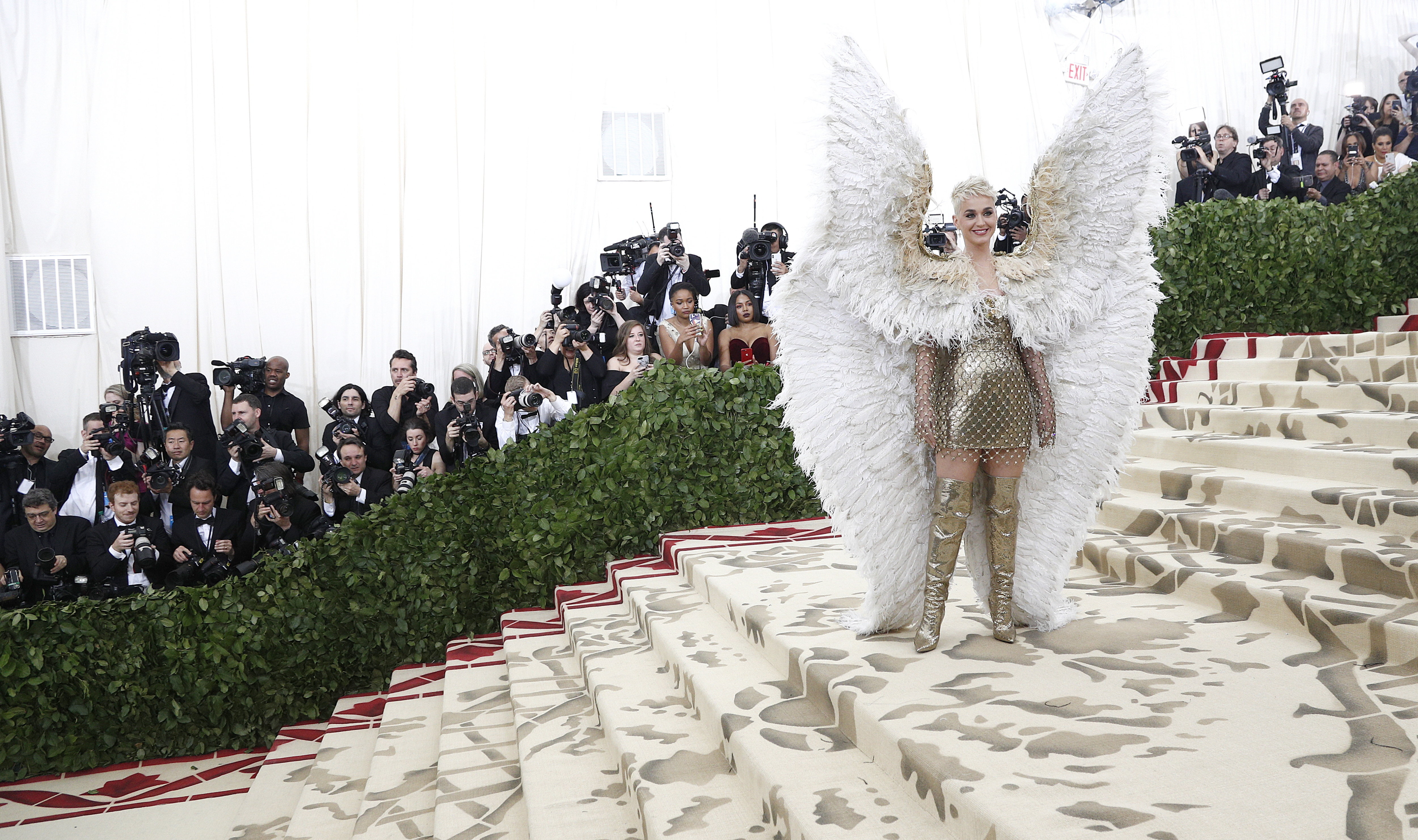 Katy Perry llega a la alfombra roja del Costume Institute Gala en NY