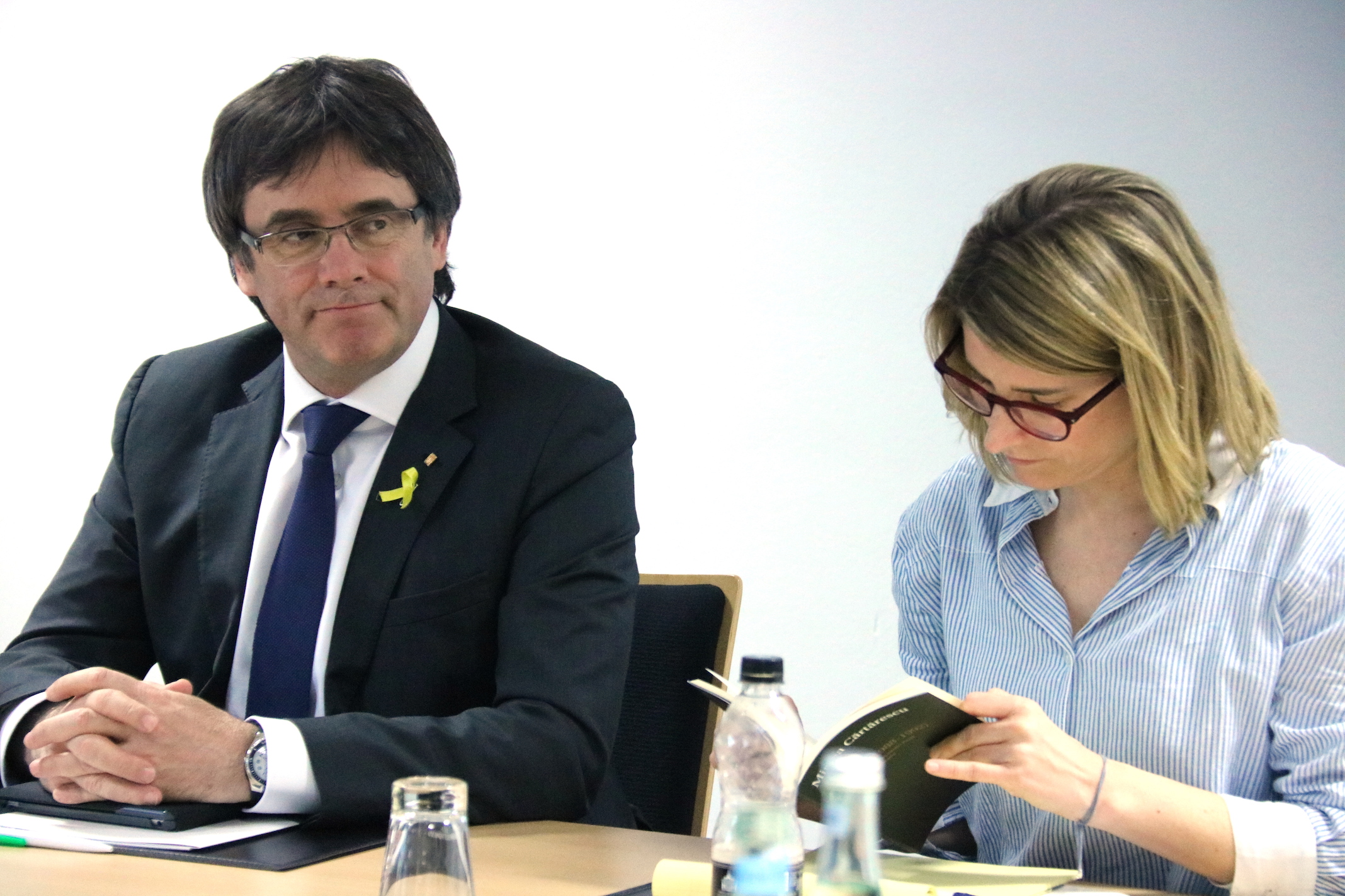 Carles Puigdemont y Elsa Artadi a la última reunión de JxCat en Berlín.
