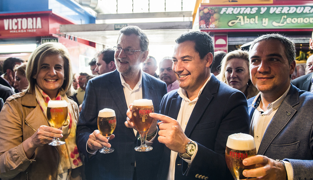 Fátima Báñez, Mariano Rajoy, Juanma Moreno y Elías Bendodo, en el mercado de las Atarazanas de Málaga.