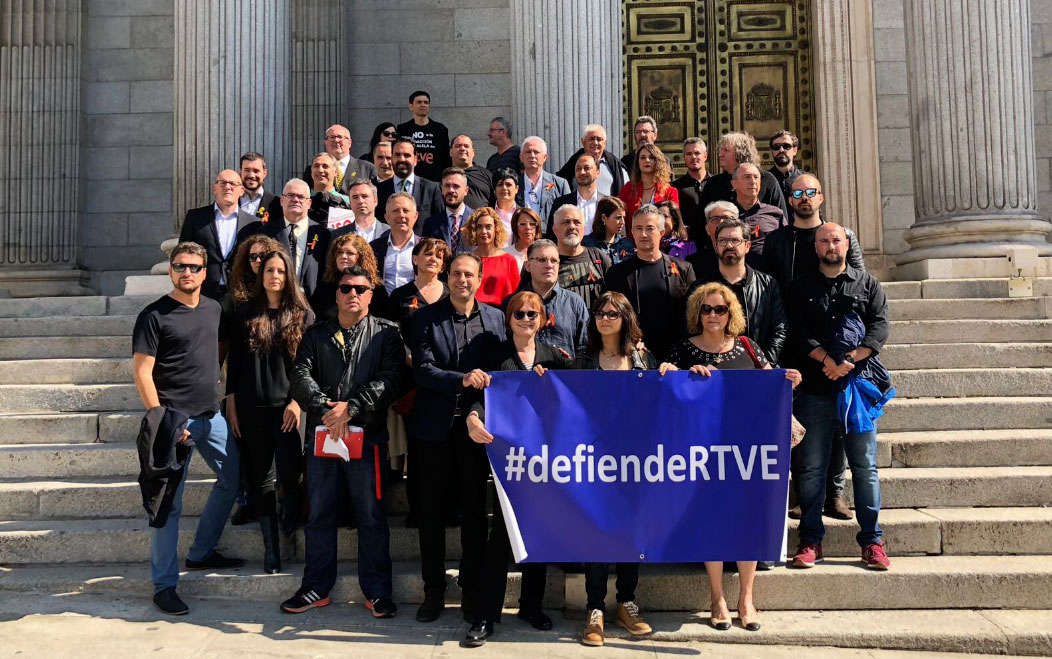 Los trabajadores de RTVE, frente al Congreso de los Diputados.