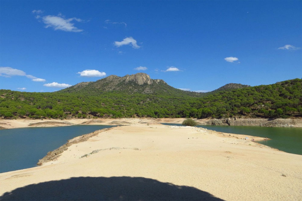 Playa de Virgen de la Nueva en el pantano de San Juan