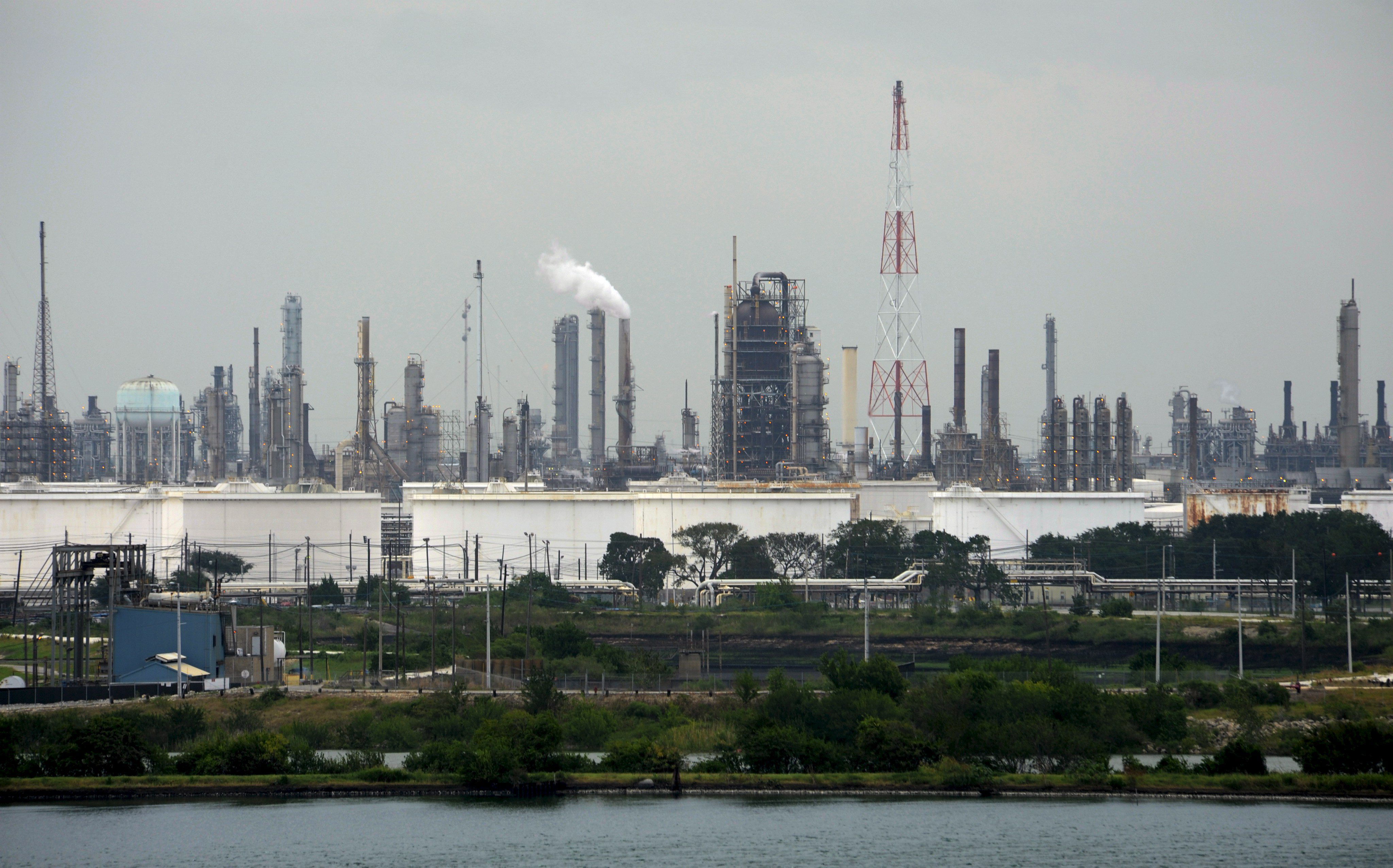 Vista de la refinería de la Exxon-Mobile en Baytown, cerca a la bahía de San Jacinto en el puerto de Houston