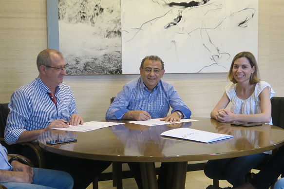 Cayetano Martí (ASPAS), el alcalde Alfonso Rodríguez, y Mamen Iglesias Tent.  de alcalde de Economía del Ayut. de Calviá