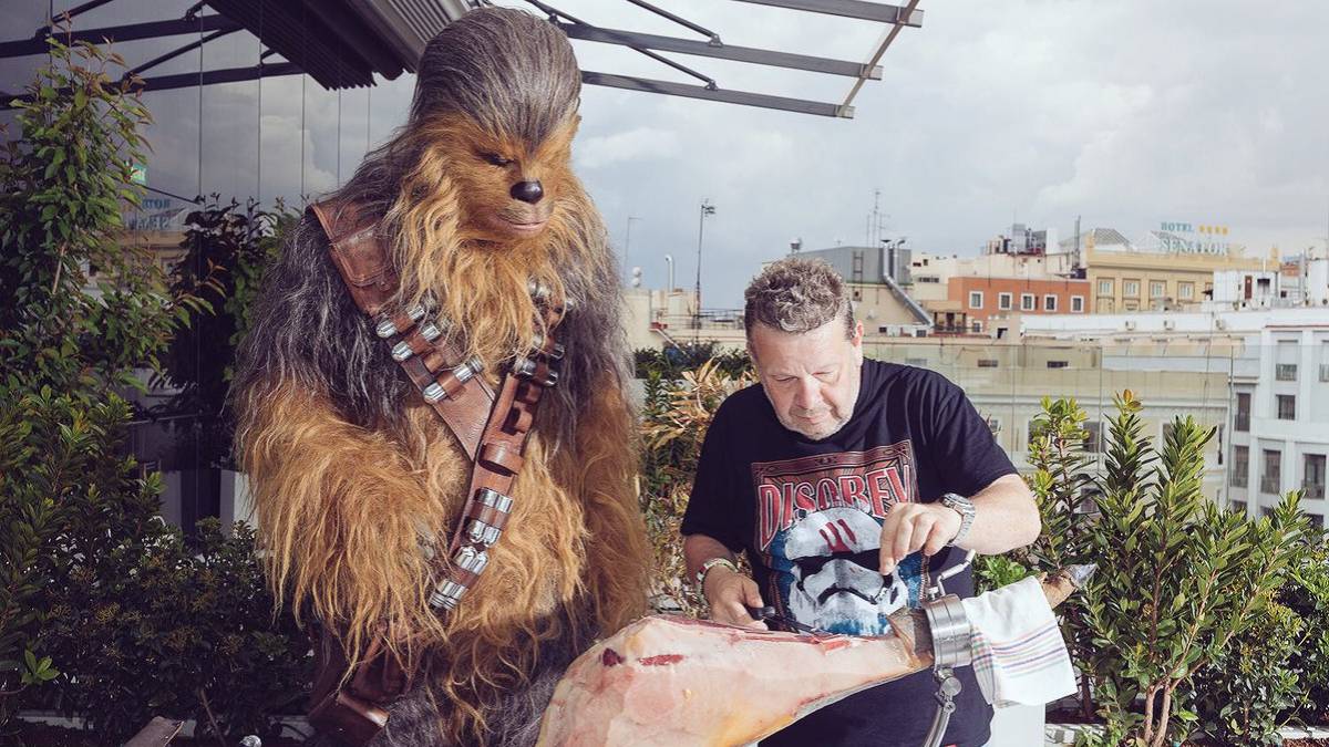 Chewbacca observa al "chef" Alberto Chicote cortar jamón