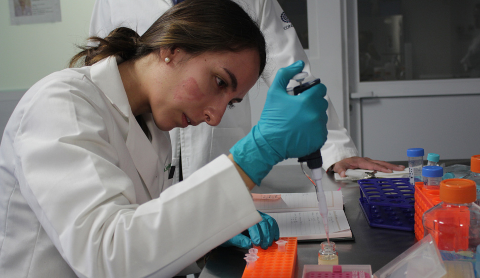 Una científica haciendo pruebas en el laboratorio.
