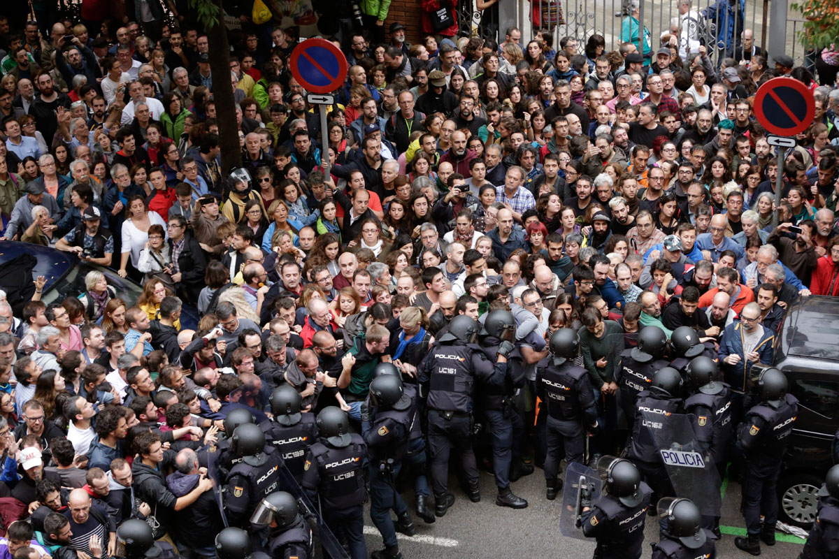 Agentes antidisturbios de la Policía Nacional forman un cordón de seguridad el 1-O en Barcelona