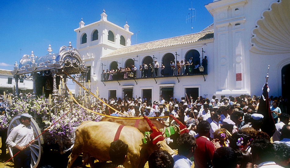 La alcaldesa de Almonte solo permitirá venta de escapularios y estampitas de la Virgen en "El Rocío"