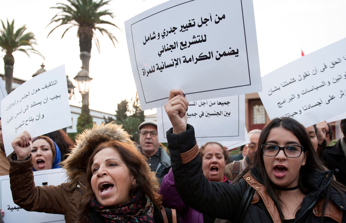 Cientos de mujeres participan en una manifestación en contra de la violencia de género en Rabat.