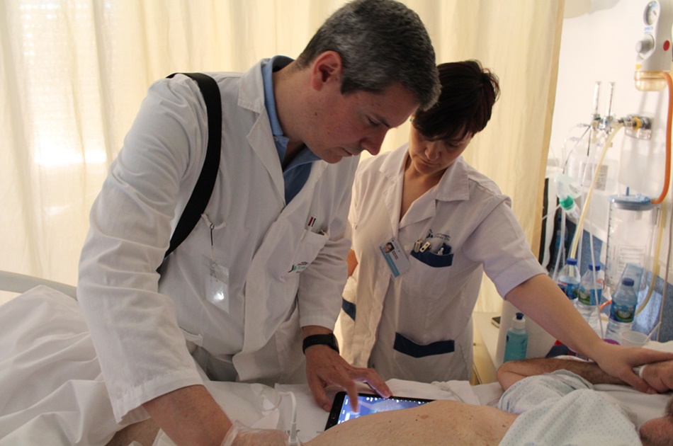 El doctor Contreras durante la realización de una ecografía. 