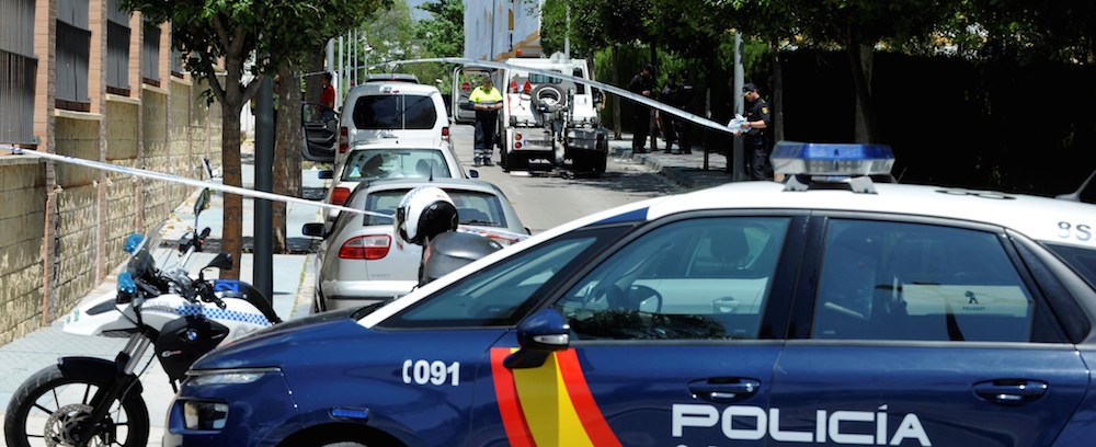 Tramo precintado de la calle de Marbella donde se cometió el asesinato.