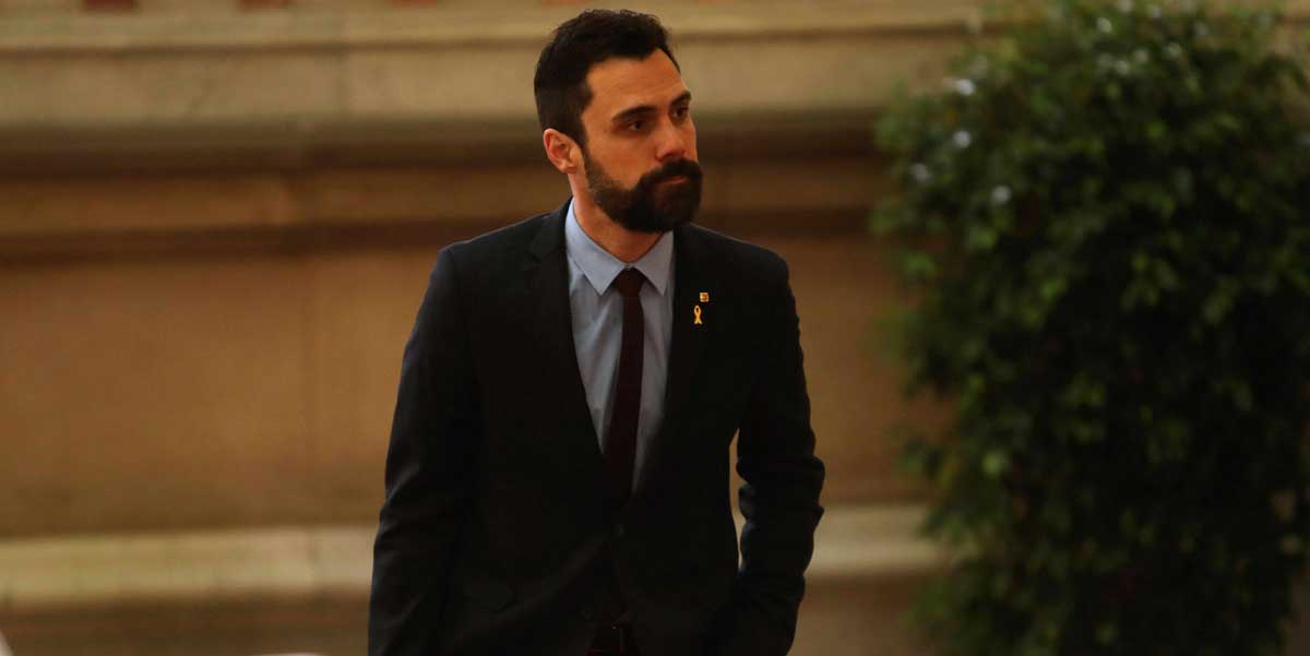 El presidente de la Cámara catalana, Roger Torrent, llega al Parlament, donde hoy el candidato de JxCat, Quim Torra, se somete a la segunda sesión del debate de investidura. 