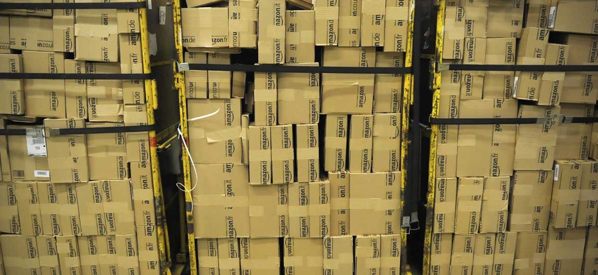 Imagen de muchos paquetes de Amazon almacenados en el centro logístico de Amazon en Brieselang, Alemania. 