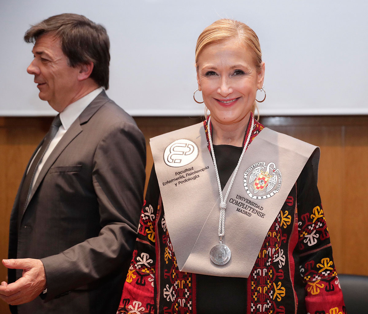 Cristina Cifuentes recibiendo la Medalla de Oro de la Facultad de Enfermería, Fisioterapia y Podología de la Complutense