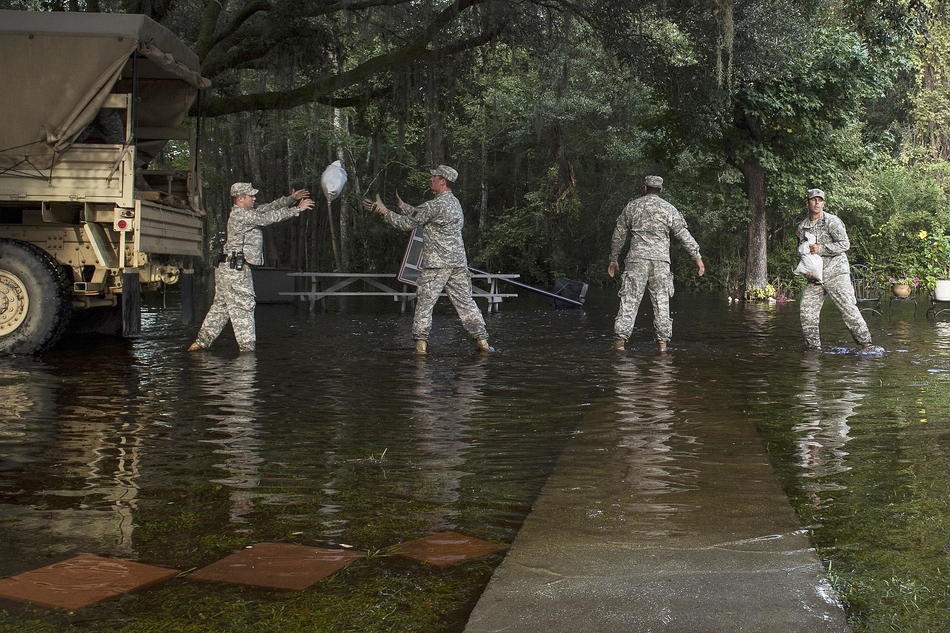 Soldados de EEUU asistiendo en una inundación. Foto: U.S. Department of Agriculture