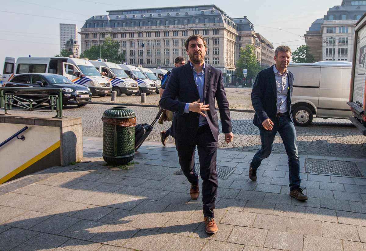 El exconsejero catalán huido Toni Comín (c) llega al tribunal para comparecer ante el juez belga de primera instancia en Bruselas