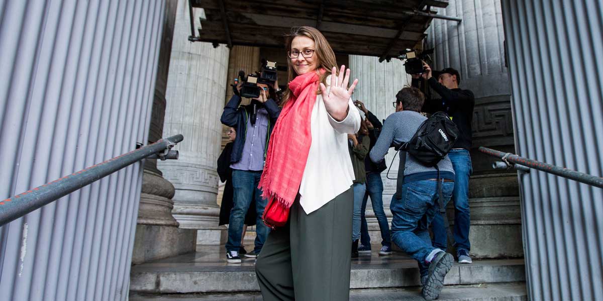 La exconsejera catalana huida Meritxell Serret (C) saluda a su llegada al tribunal para comparecer ante el juez belga de primera instancia en Bruselas (Bélgica) hoy, 16 de mayo de 2018. 