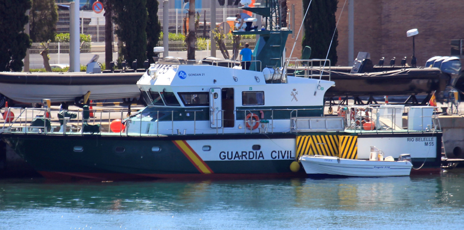 Embarcación donde navegaba el menor que murió tras ser arrollado por una lancha en las inmediaciones de la playa de Getares