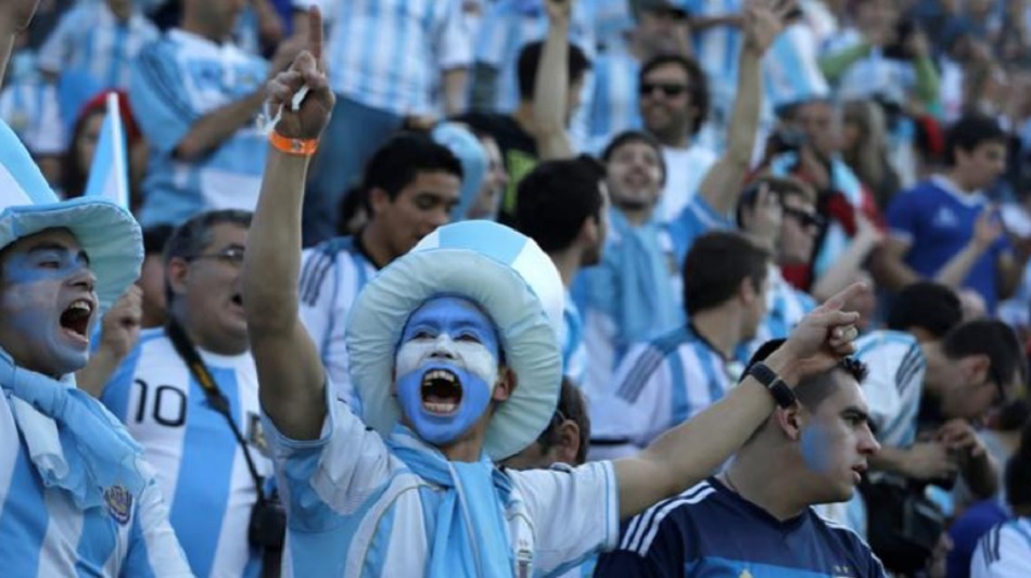 Aficionados argentinos celebrando un gol.