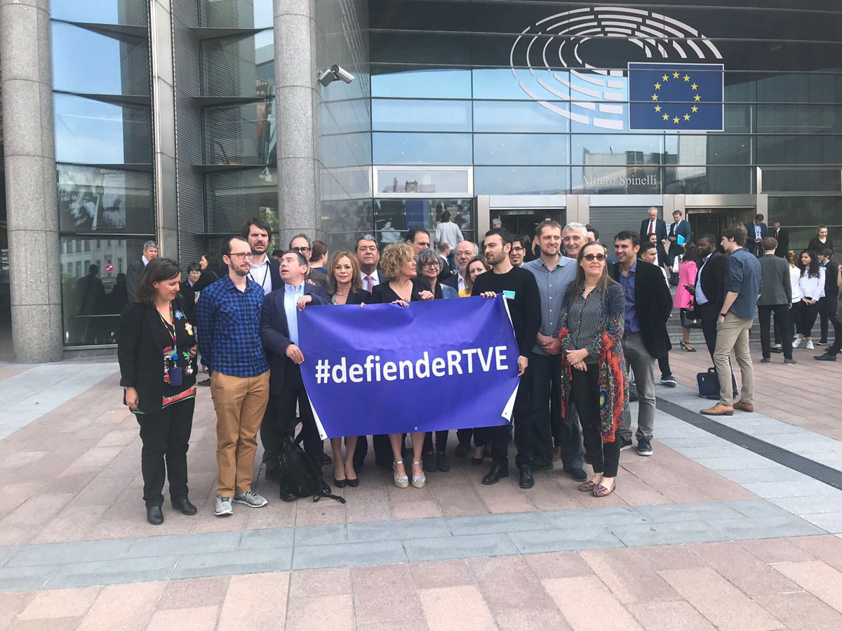 Periodistas de TVE frente al Parlamento Europeo en Bruselas