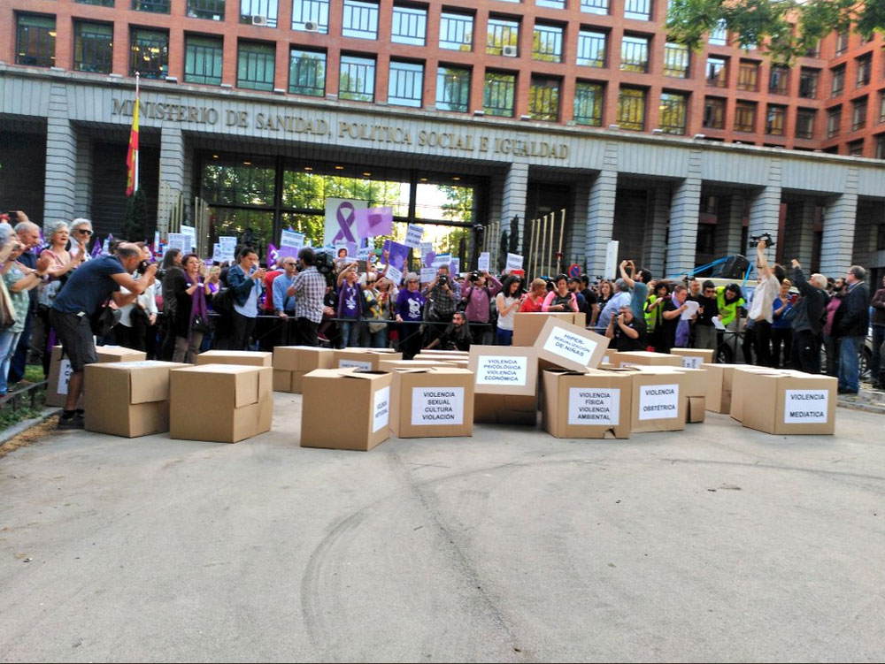 Manifestación feminista frente al Ministerio de Sanidad
