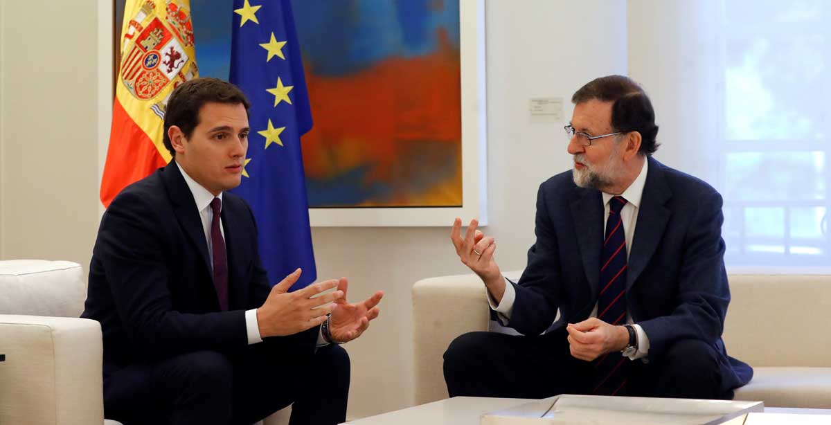 El presidente del Gobierno, Mariano Rajoy, durante la reunión que mantuvo esta mañana con el líder de Ciudadanos, Albert Rivera (izda). 